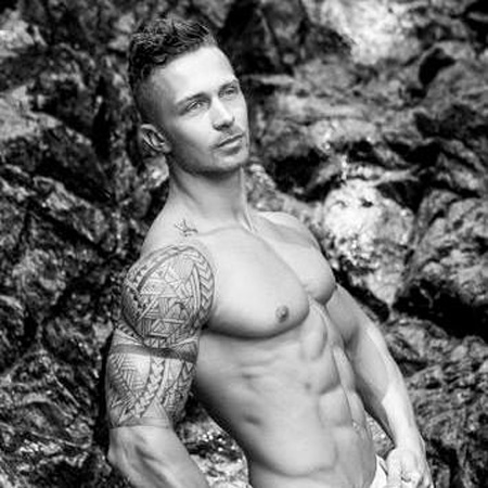 Gogo danseur Suisse Mika