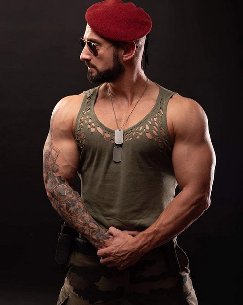 Striptease thème militaire